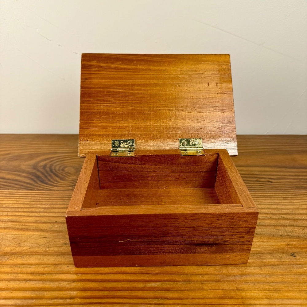 Vintage Hand-Carved Wooden Trinket Box with Floral Relief | Imapro Honduras - Picture 6 of 9